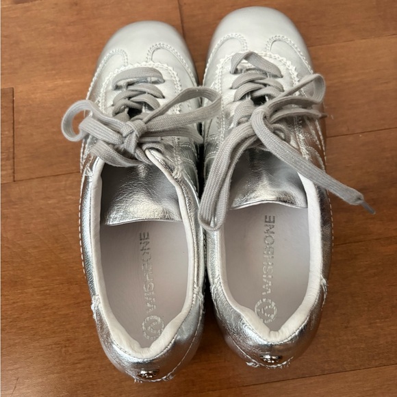 Wishbone Collection • NWOT Silver Leather Sneaker • Size 8 - Picture 4 of 5